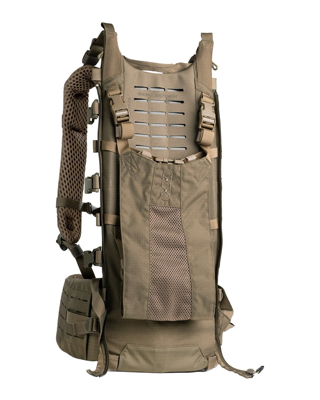 Der EBERLESTOCK Modframe - Military Green ist ein taktischer Rucksack mit belüftetem Rückenteil, gepolsterten Schultergurten, mehreren Befestigungspunkten, atmungsaktivem Netzgewebe und verstellbaren Gurten für einen sicheren Sitz.