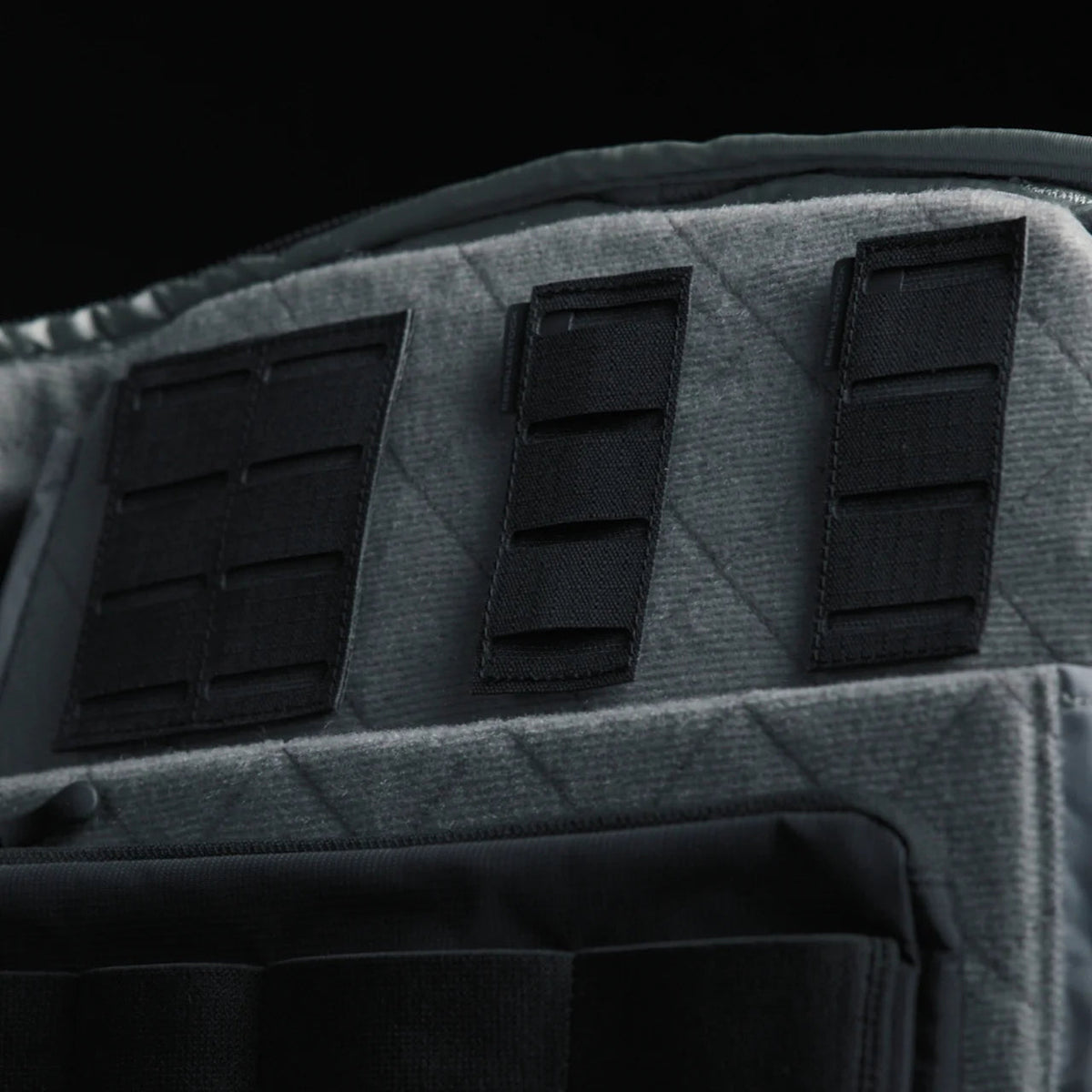 Nahaufnahme des EBERLESTOCK Molle-Adapters 3x1 (2er-Pack) aus robustem grauem 500D-Nylon mit schwarzen Klettverschlüssen im MOLLE-kompatiblen Design - ideal für taktische oder schützende Ausrüstung - vor einem dunklen Hintergrund.