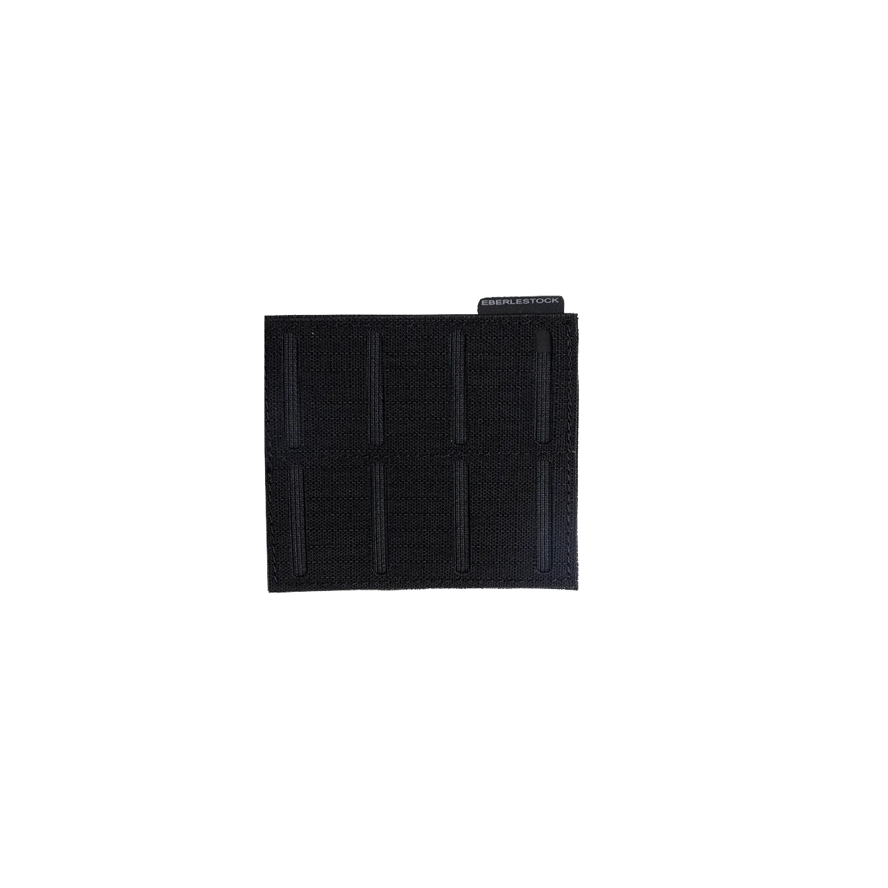 Der EBERLESTOCK Molle Adapter 3x2 ist ein schwarzer, quadratischer Aufnäher aus strapazierfähigem 500D Nylon, mit vertikalen Nähten und einem kleinen Anhänger am oberen rechten Rand, abgebildet auf einem schlichten weißen Hintergrund.