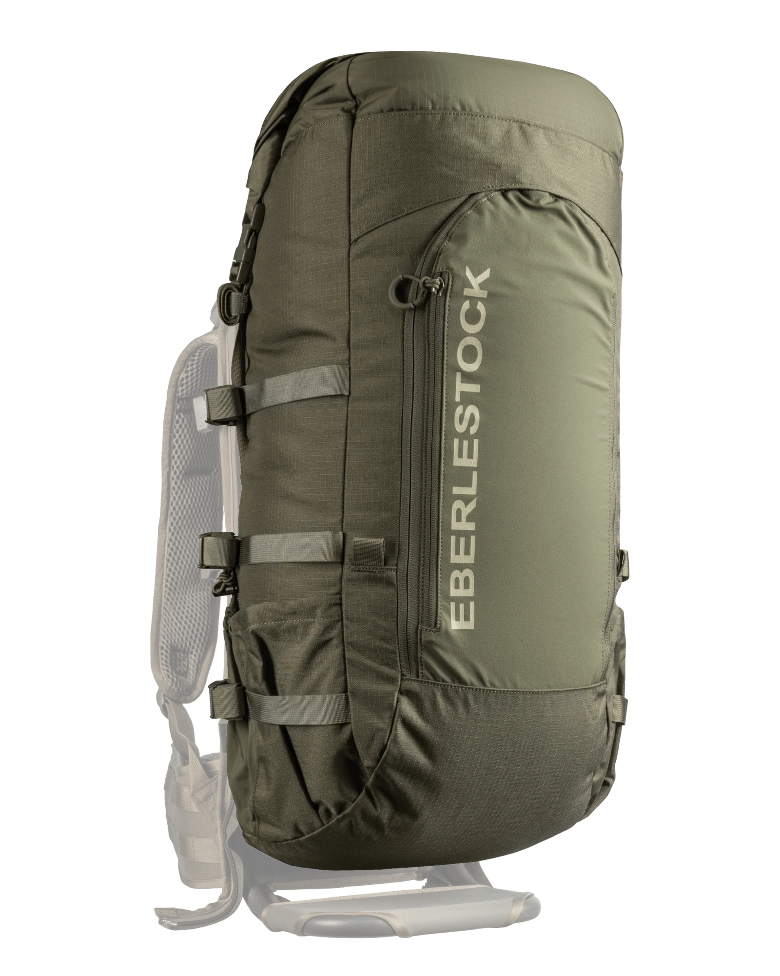 Der EBERLESTOCK Vapor 5000 V2, ein 82 Liter fassender, ultraleichter, olivgrüner Rucksack, steht aufrecht auf einem weißen Hintergrund mit seitlichen Gurten, einem Netzrücken und dem Markennamen, der vertikal auf die Vordertasche gedruckt ist.