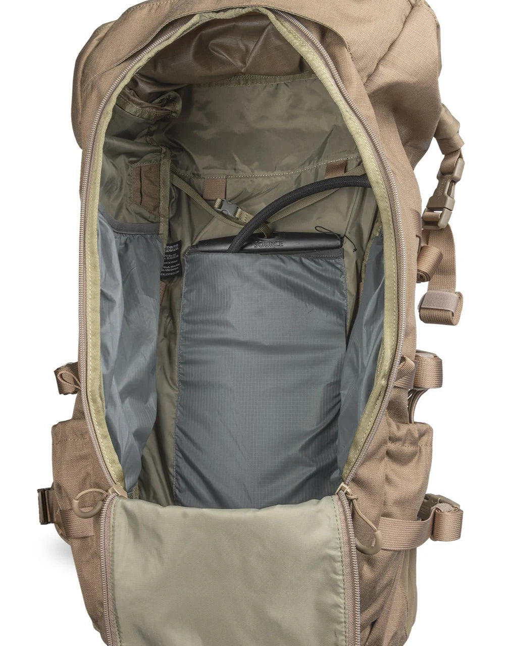 Der hellbraune EBERLESTOCK Vapor 5000 V2 Wanderrucksack verfügt über einen geräumigen 82-Liter-Innenraum mit Trinkblase und Schlauch sowie mehrere Fächer, Riemen und Schnallen zur Befestigung zusätzlicher Ausrüstung.