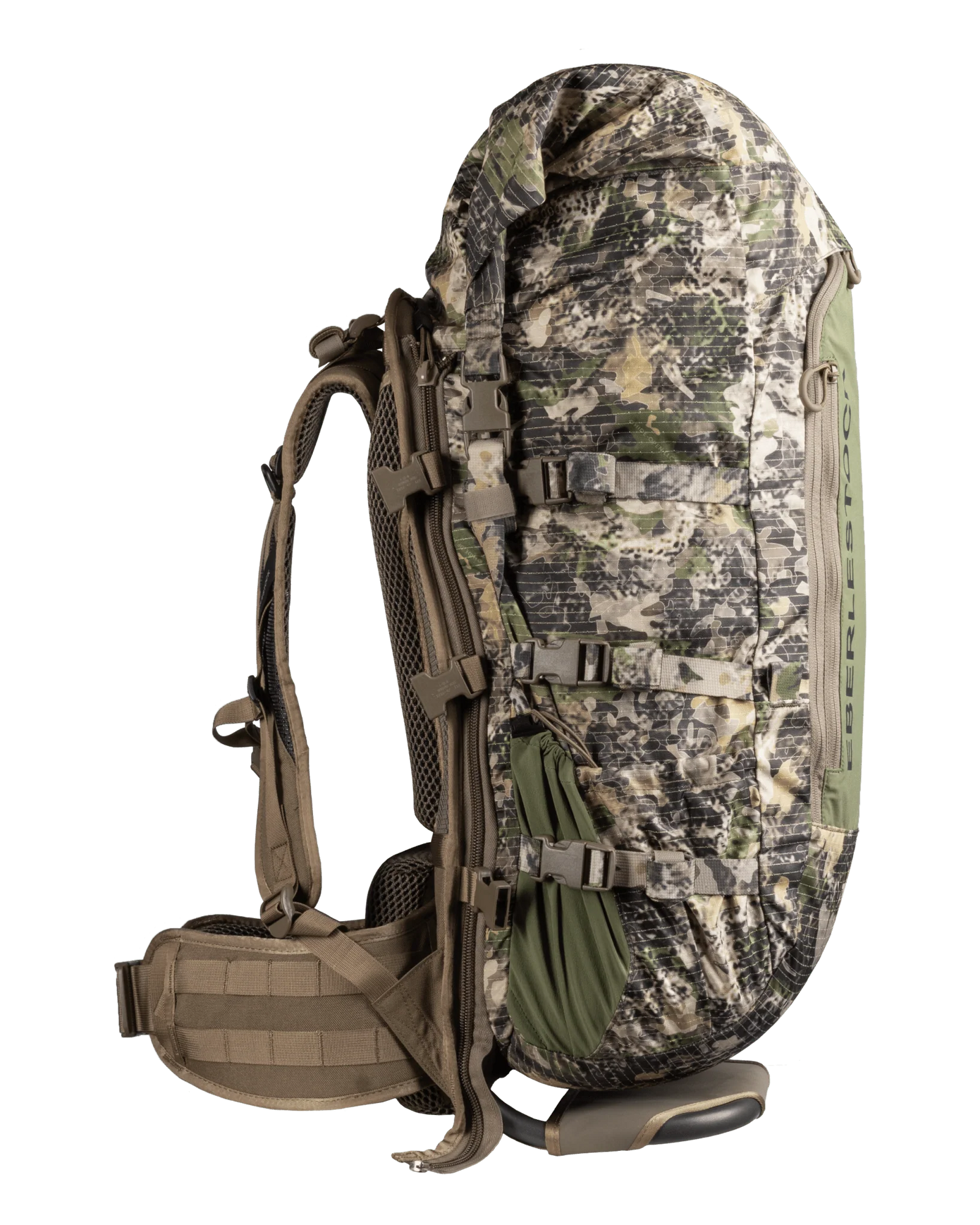 Der EBERLESTOCK Vapor 5000 V2 ist ein 82-Liter-Wanderrucksack in Camouflage mit mehreren Gurten, gepolsterten Schulter- und Hüftstützen und Netzrücken - von der Seite auf weißem Grund als ultraleichter Rucksack dargestellt.