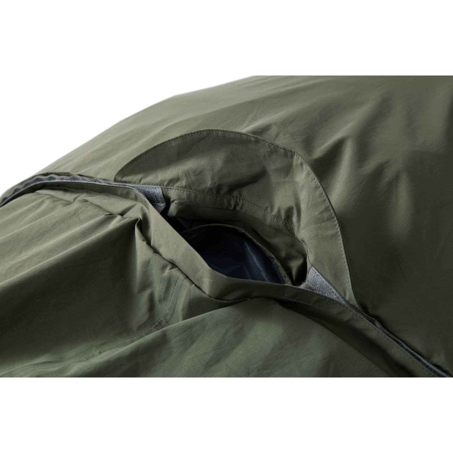 Nahaufnahme einer teilweise geöffneten Ventair-Tasche auf grünem EXPED-Gewebe, wahrscheinlich Teil des Exped Biwaksack Bivybag 100% Ventair, mit Innenfutter und detaillierten Nähten.
