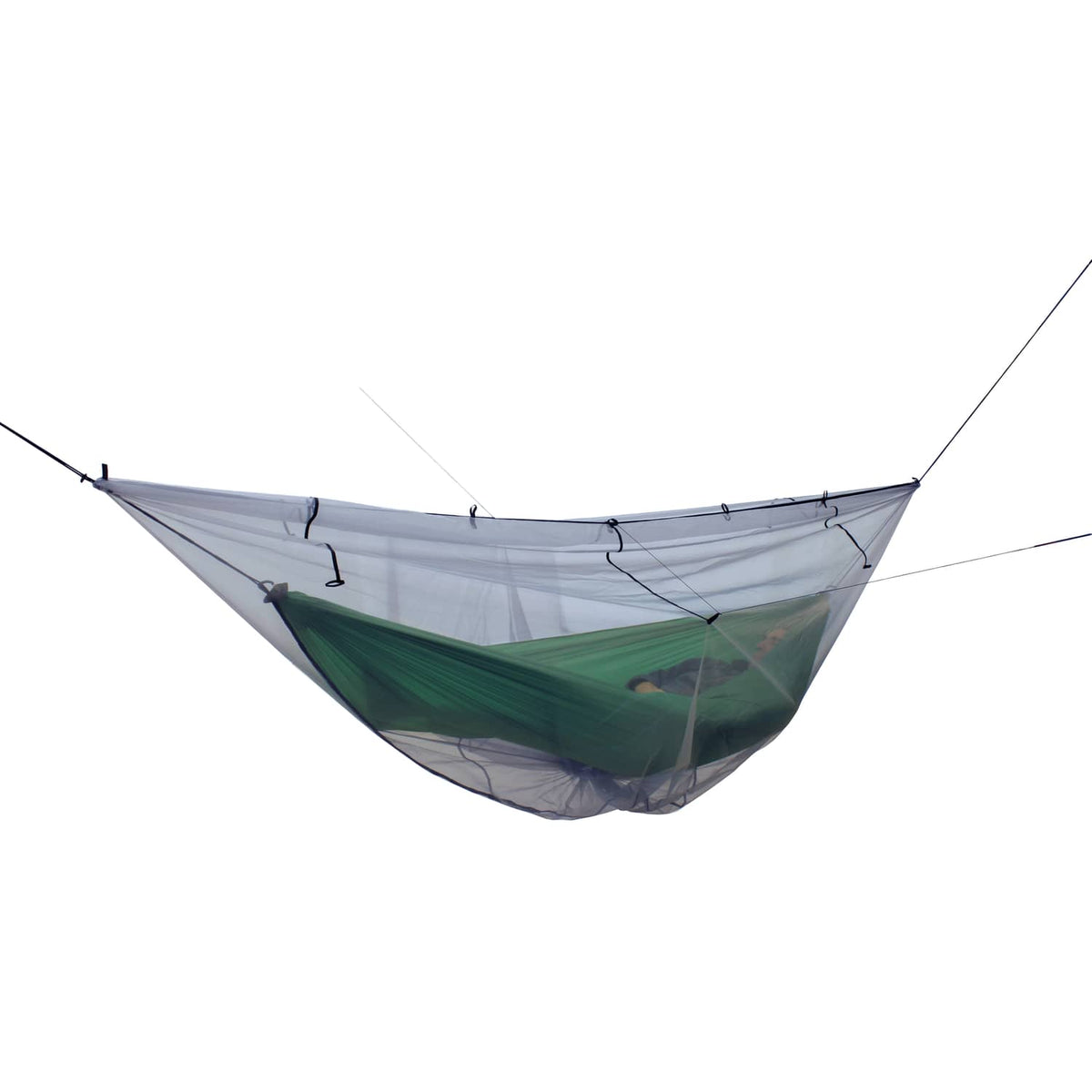Eine Person entspannt sich in einer grünen Hängematte, die durch das EXPED Hammock Mosquito Net geschützt ist, einem grauen Baldachin von EXPED, der an denselben Aufhängepunkten befestigt ist, vor einem weißen Hintergrund.