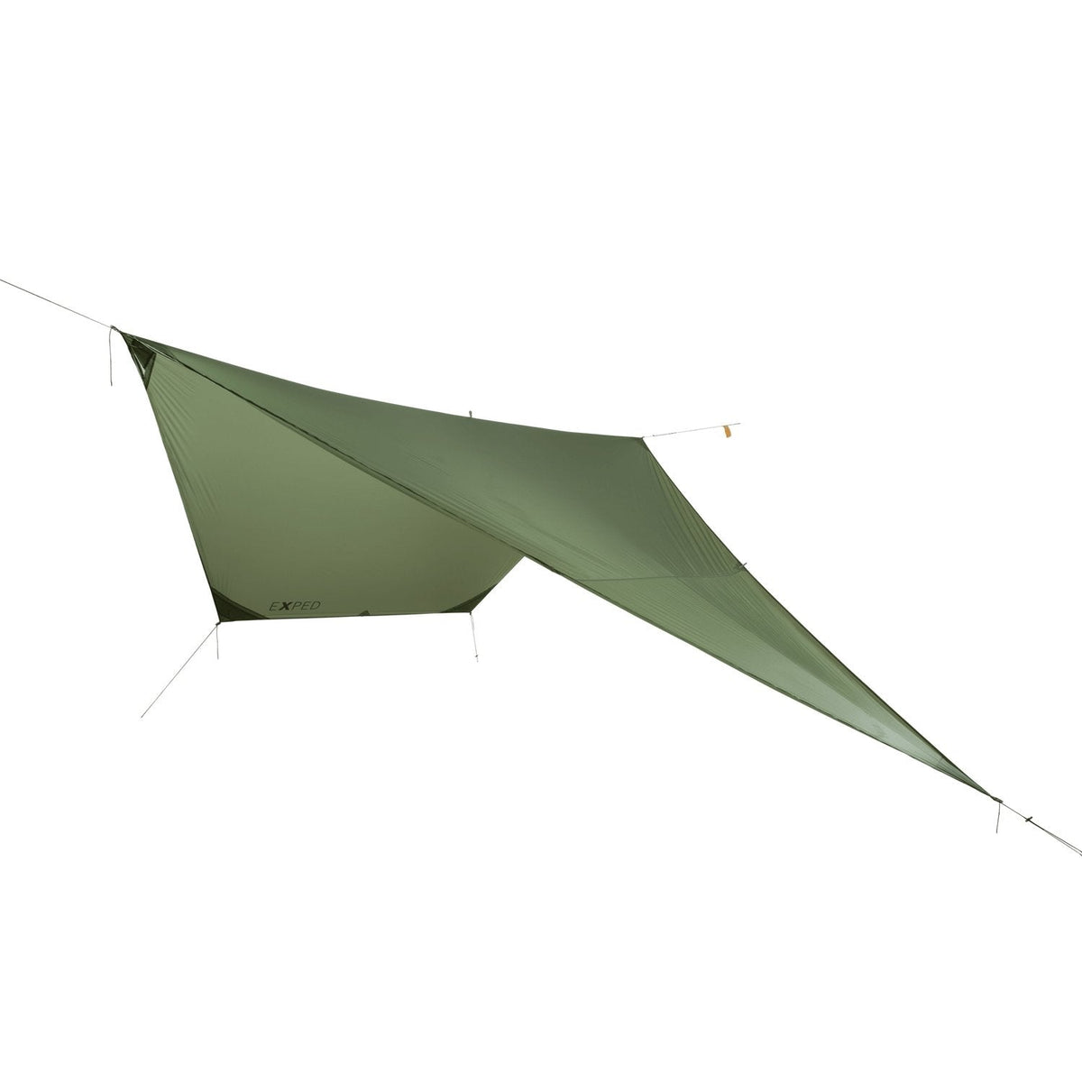 Das EXPED Hammock Trekking Tarp in grüner, rechteckiger Form wird an jeder Ecke mit Schnüren aufgehängt, um ein schräges Dach für den Schutz im Freien zu bilden, das vor einem schlichten weißen Hintergrund gezeigt wird.