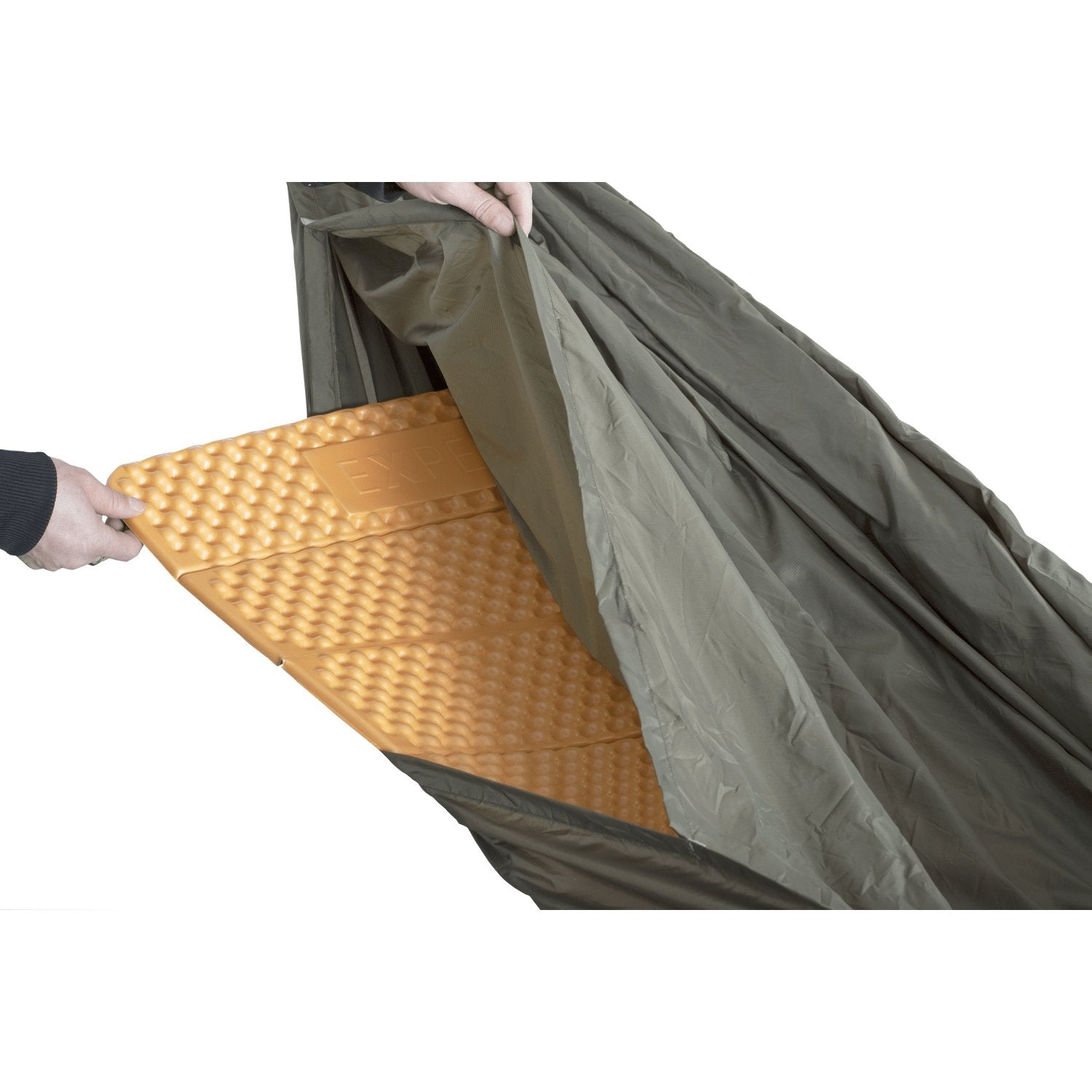 Die EXPED Hängematte Trekking Hammock wird in einen grünen Schlafsack gesteckt und bietet so zusätzlichen Komfort und Vielseitigkeit für das Bushcraft-Abenteuer.