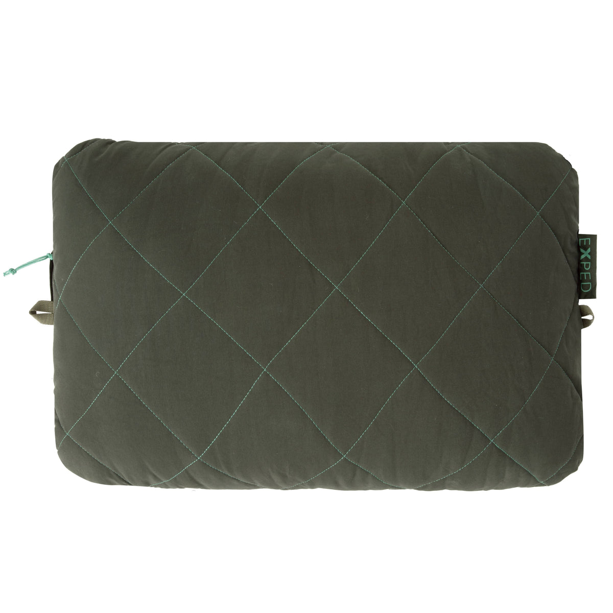 Das EXPED Kissen LuxeWool Pillow in Olivgrün hat ein gestepptes Design mit Rautensteppung, einen tealfarbenen Reißverschluss auf der linken Seite und ein EXPED-Markenetikett am rechten Rand.