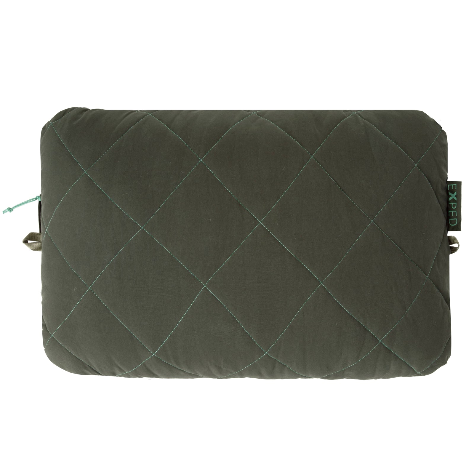 Das EXPED Kissen LuxeWool Pillow in Olivgrün hat ein gestepptes Design mit Rautensteppung, einen tealfarbenen Reißverschluss auf der linken Seite und ein EXPED-Markenetikett am rechten Rand.