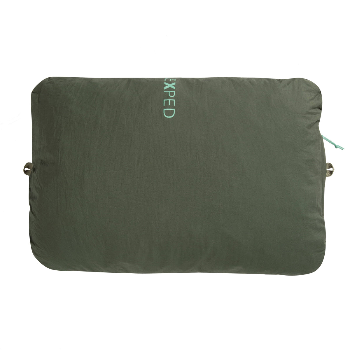 Das rechteckige, dunkelgrüne Exped Kissen LuxeWool Pillow von EXPED trägt den Markennamen in hellgrüner Farbe auf seiner Oberfläche, die sich von einem weißen Hintergrund abhebt.