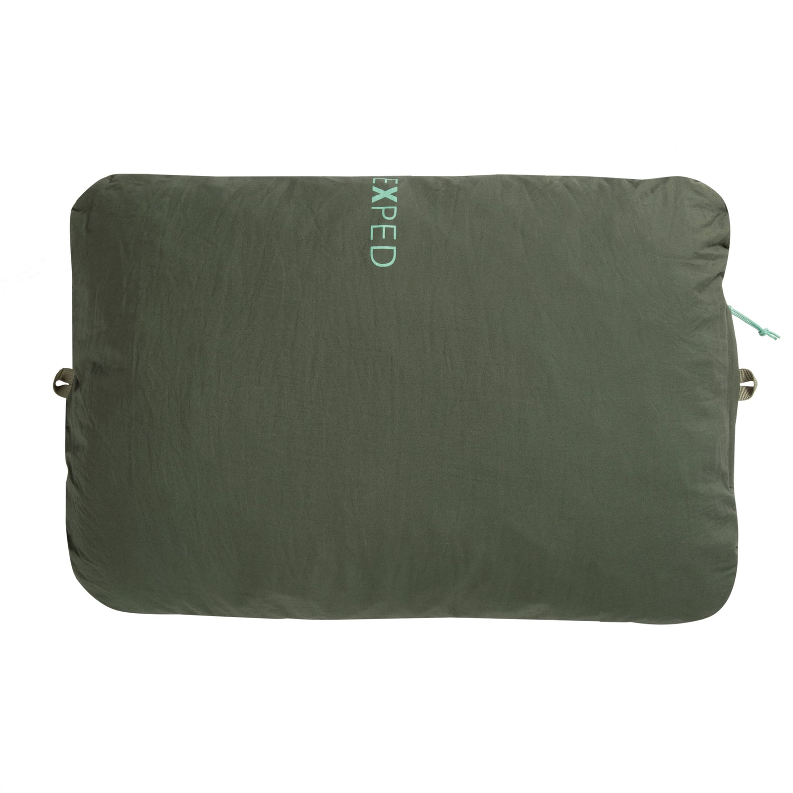 Das rechteckige, dunkelgrüne Exped Kissen LuxeWool Pillow von EXPED trägt den Markennamen in hellgrüner Farbe auf seiner Oberfläche, die sich von einem weißen Hintergrund abhebt.
