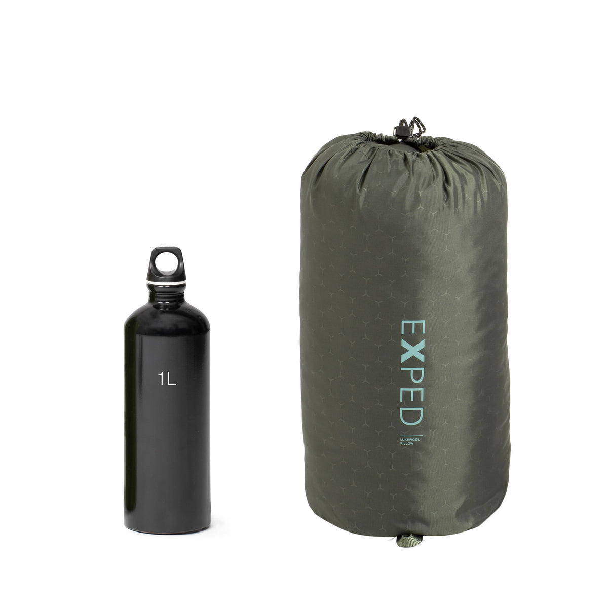 Eine schwarze 1-Liter-Wasserflasche steht neben einem großen, olivgrünen EXPED-Stoffsack - etwa doppelt so hoch und breit -, in den das EXPED Kissen LuxeWool Pillow problemlos hineinpasst.