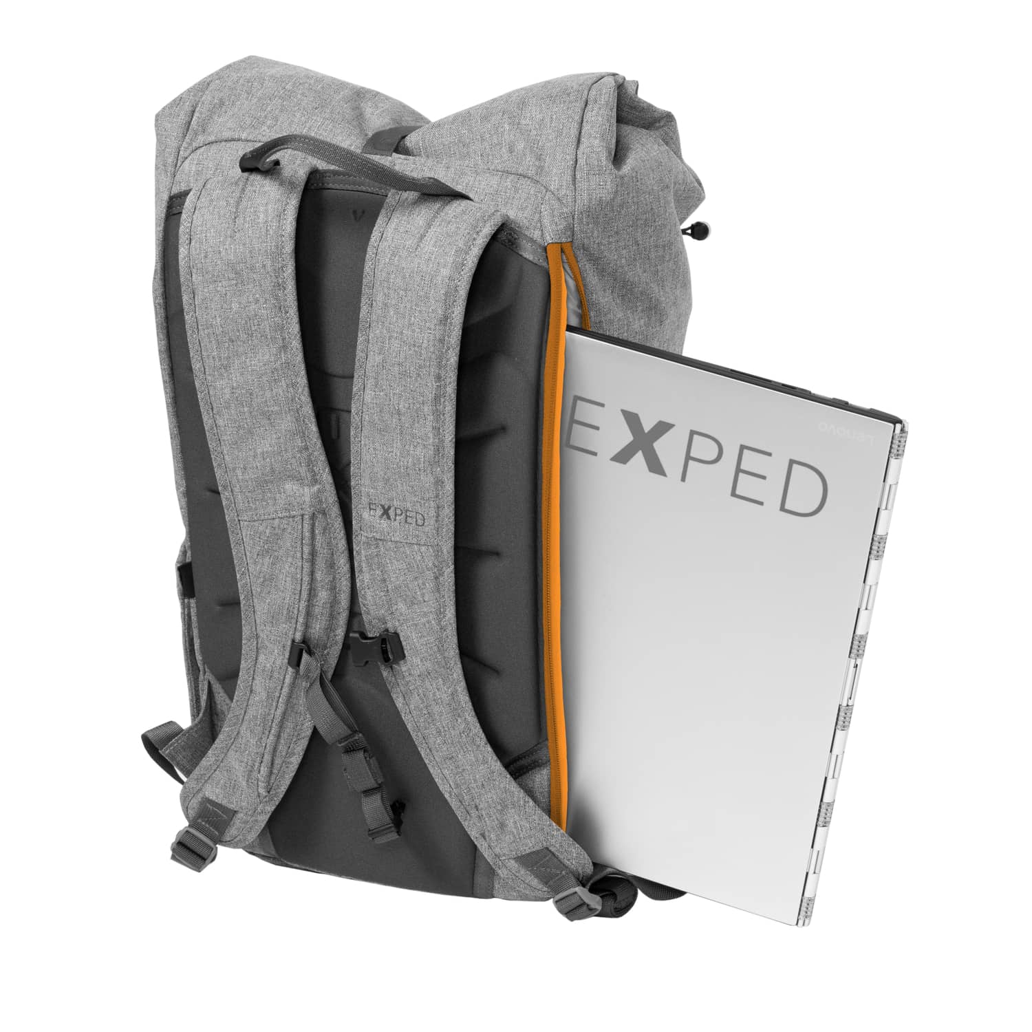 Der graue EXPED Rucksack Metro 30 steht aufrecht und bietet Platz für einen Laptop, der in der seitlichen Reißverschlusstasche verstaut ist. Die gepolsterten Schultergurte bieten Komfort und machen diese EXPED-Tasche ideal für den Stadtverkehr. Der Laptop ist mit dem EXPED-Logo versehen und vereint Stil und Funktion.