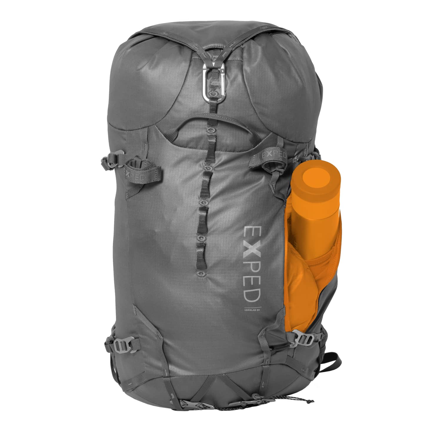 Der EXPED Rucksack Verglas 30, ein grauer Wanderrucksack, ist ideal als Tagesrucksack oder für Bergtouren geeignet und verfügt über seitliche Gurte sowie eine orangefarbene zusammengerollte Schlafmatte in der Seitentasche.