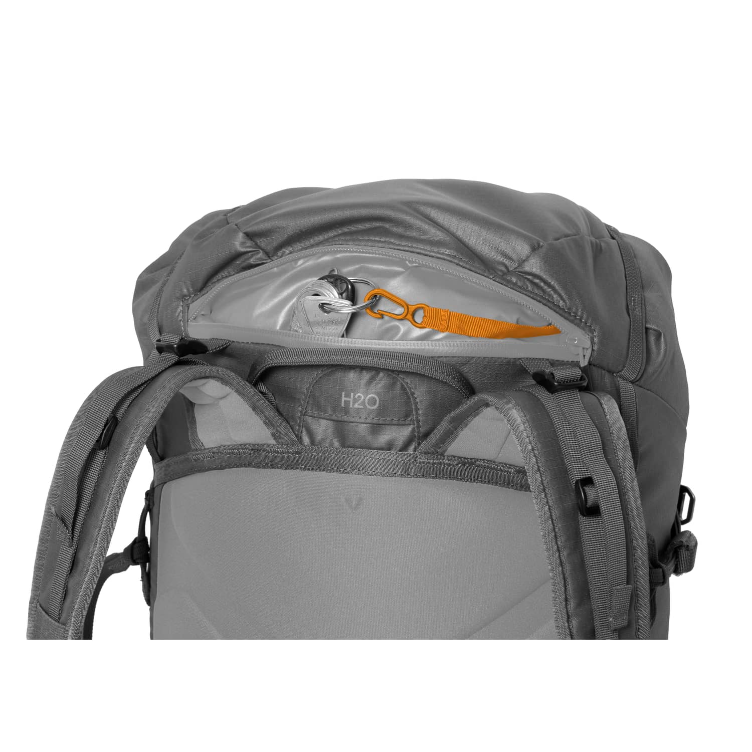 Eine Nahaufnahme des oberen Fachs des grauen EXPED Rucksack Verglas 30. Nach dem Öffnen des Reißverschlusses ist ein orangefarbener Karabiner in einer kleinen Innentasche untergebracht - perfekt für Bergtouren oder als praktischer Tagesrucksack.