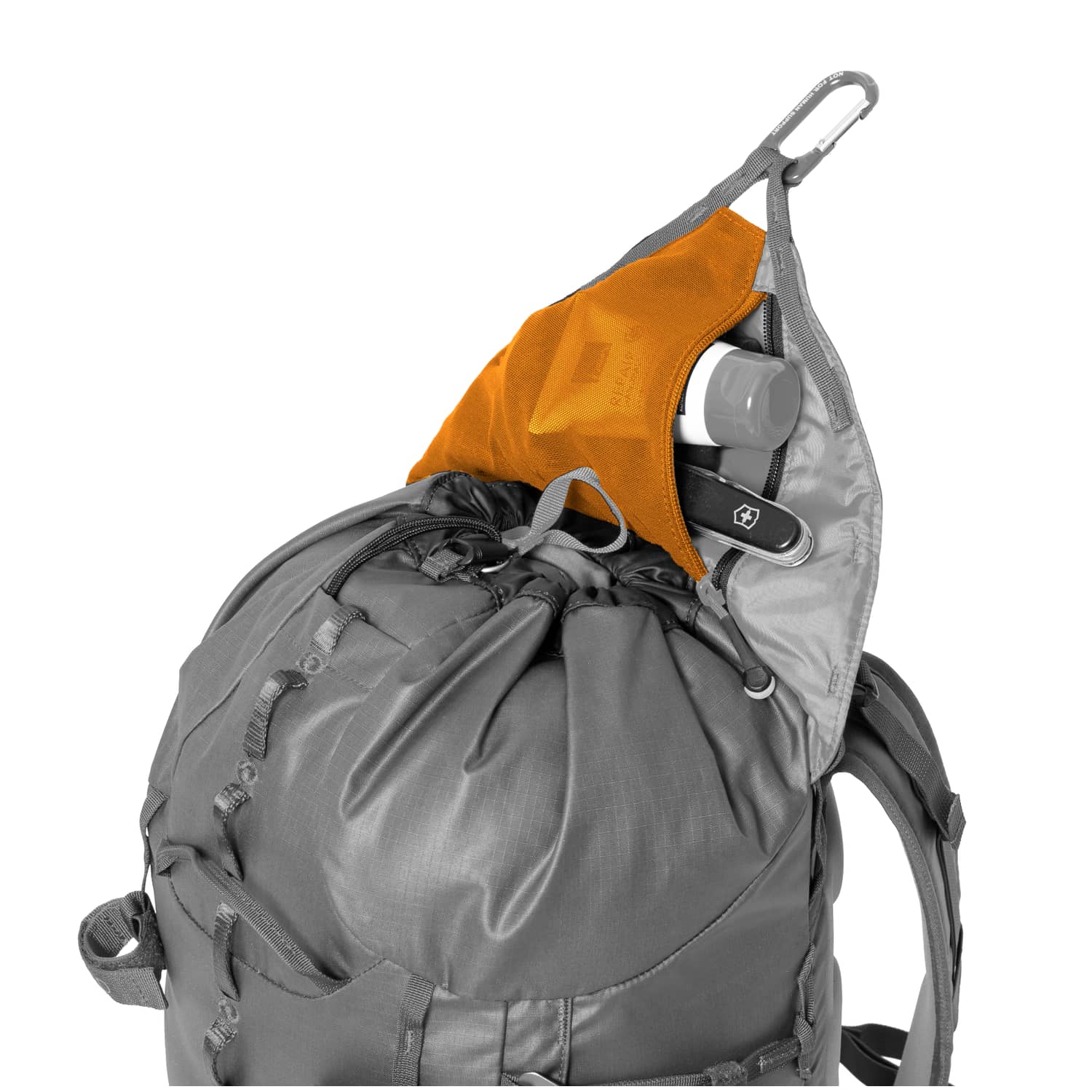 Ein EXPED Rucksack Verglas 30 in Grau, dessen oberes Fach geöffnet ist und eine orangefarbene Netztasche offenbart, in der eine graue Wasserflasche und ein schwarzes Schweizer Armeemesser verstaut sind - perfekt für Bergtouren.