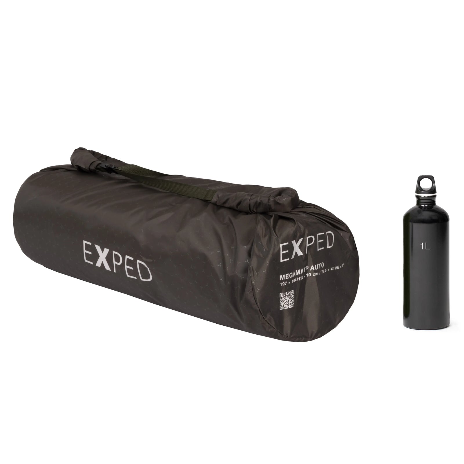 Eine EXPED Schlafmatte MegaMat Auto, aufgerollt in einer dunklen Aufbewahrungstasche, liegt zum Größenvergleich neben einer schwarzen 1-Liter-Flasche auf weißem Hintergrund.