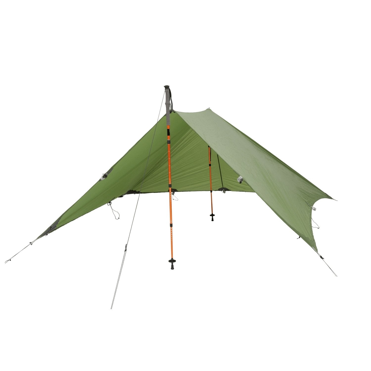 Ein EXPED Scout Tarp Extreme in Grün wird mit zwei orangefarbenen Trekkingstöcken als Stütze aufgestellt. Abspannleinen und Heringe sichern den leichten Unterstand und bilden ein offenes Zelt - idealer Wetterschutz für Minimalisten.