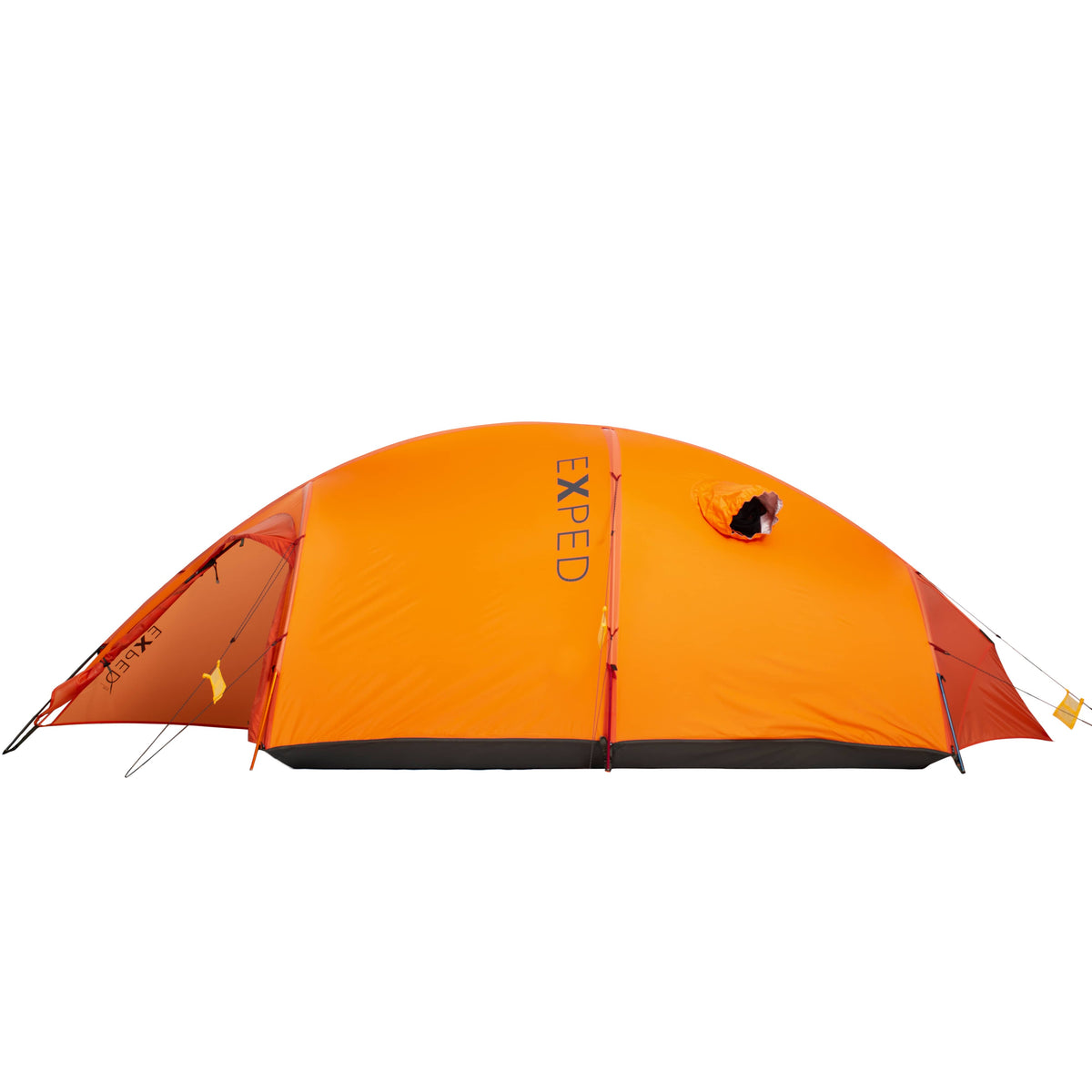 Ein orangefarbenes EXPED Zelt Polaris von EXPED, ein 4-Jahreszeiten-Kuppelzelt, ist auf einem weißen Hintergrund aufgebaut und von der Seite gesehen. Es verfügt über ein rundes Belüftungsfenster oben und ist mit Abspannleinen und Heringen gesichert.