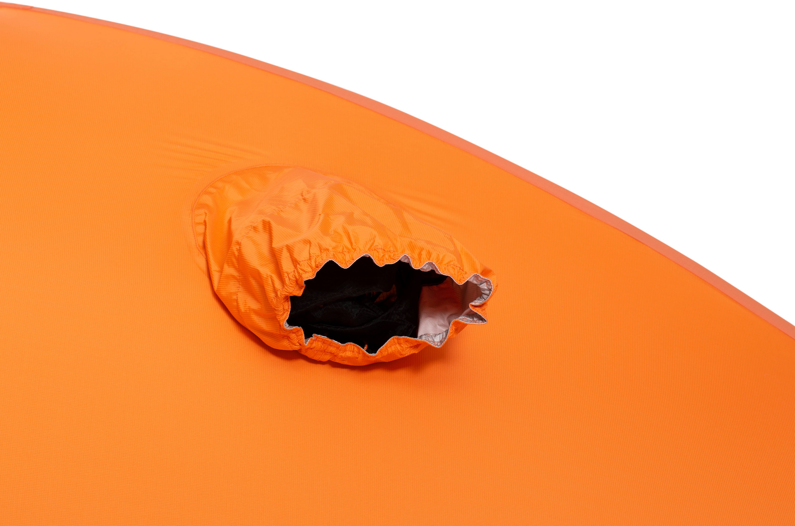 Nahaufnahme eines orangefarbenen EXPED Zelt Polaris mit runder Belüftung und orangefarbener Klappe, die ein silberfarbenes Innenfutter offenbart - perfekt als 4-Jahreszeiten-Zelt.