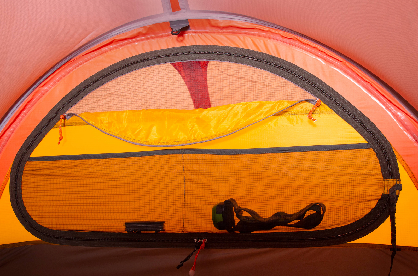 Nahaufnahme des EXPED Zelt Polaris, eines 4-Jahreszeiten-Zeltes von EXPED, mit einem Netzfenster mit Reißverschluss, einer Überkopftasche und einem unteren Stauraum für eine Stirnlampe und einen rechteckigen Gegenstand - perfekt für ein Expeditionszelt.