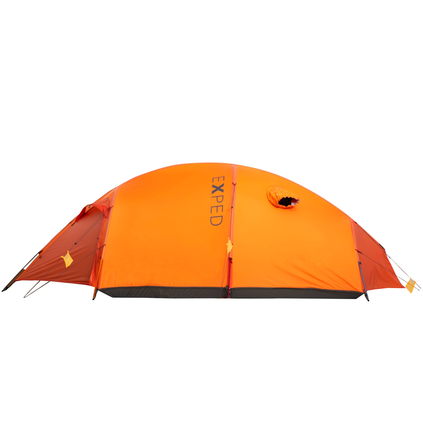Das leuchtend orangefarbene EXPED Zelt Polaris 4-Jahreszeiten-Zelt mit EXPED-Branding, kreisförmiger Belüftung, Abspannleinen und Heringen ist sicher vor einem weißen Hintergrund aufgebaut - ideal als robustes Expeditionszelt.