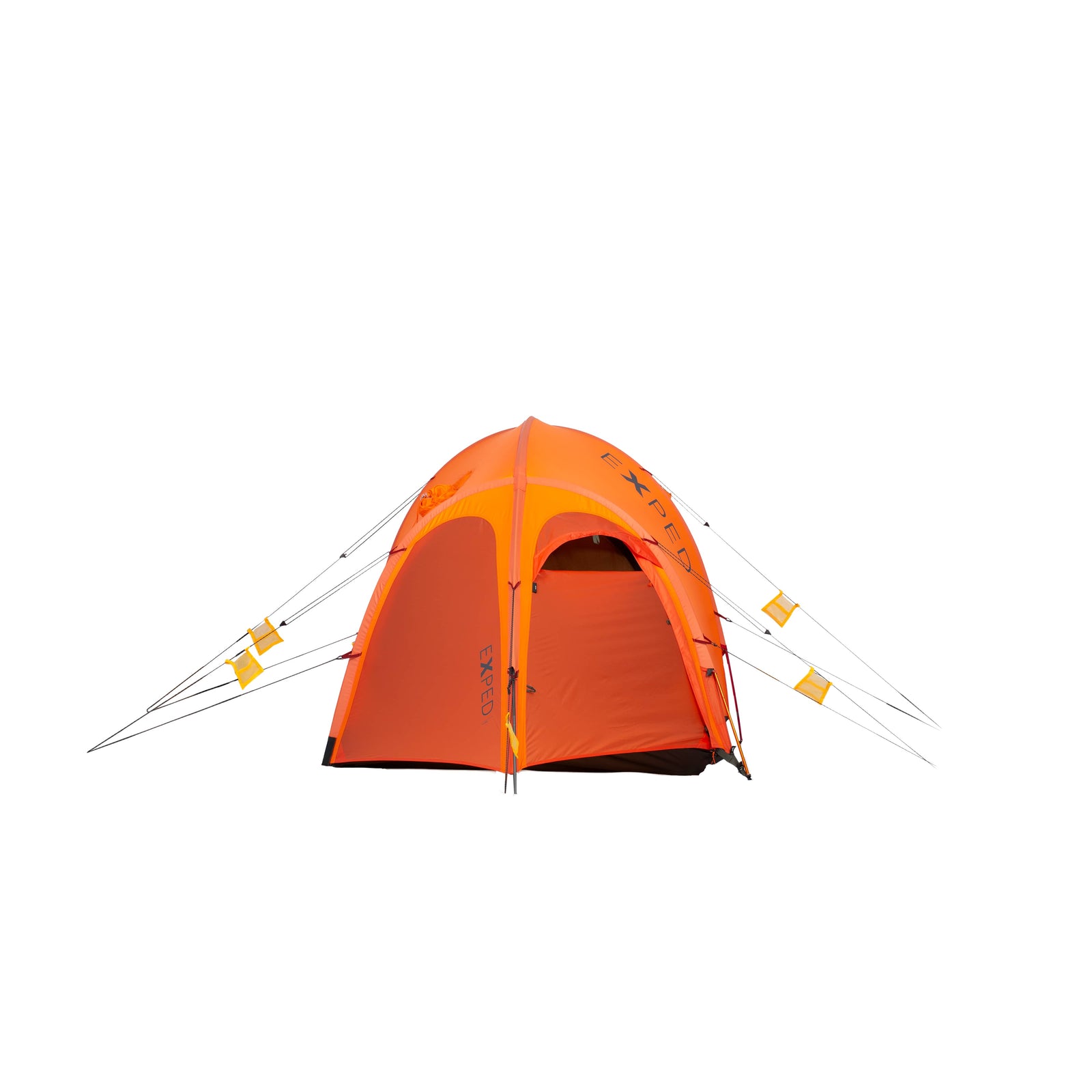 Ein orangefarbenes EXPED Zelt Polaris 4-Jahreszeiten-Zelt von EXPED, mit Abspannleinen und Heringen, ist auf einem weißen Hintergrund aufgebaut. Dieses Expeditionszelt hat ein abgerundetes Kuppeldesign und einen offenen Eingang.