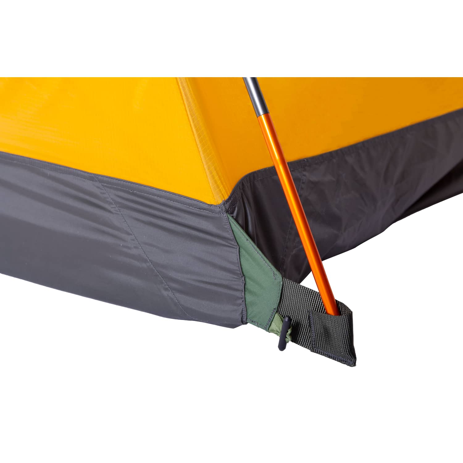 Nahaufnahme einer Zeltecke mit gelbem und grauem Gewebe, einem grünen verstärkten Aufnäher und einer orangefarbenen Stange in einer schwarzen Gurtschlaufe - Details aus dem EXPED Exped Zelt Venus III DLX Extreme.