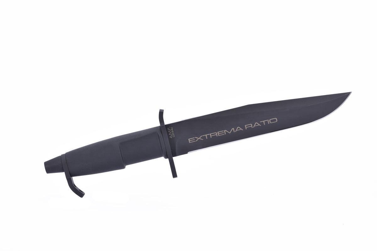 Das Extrema Ratio Messer A.M.F. Black, ein schwarzes taktisches Messer mit feststehender Klinge von EXTREMA RATIO mit Logo auf der Klinge, dem Parierelement und dem strukturierten Griff, ist vor einem weißen Hintergrund fotografiert.
