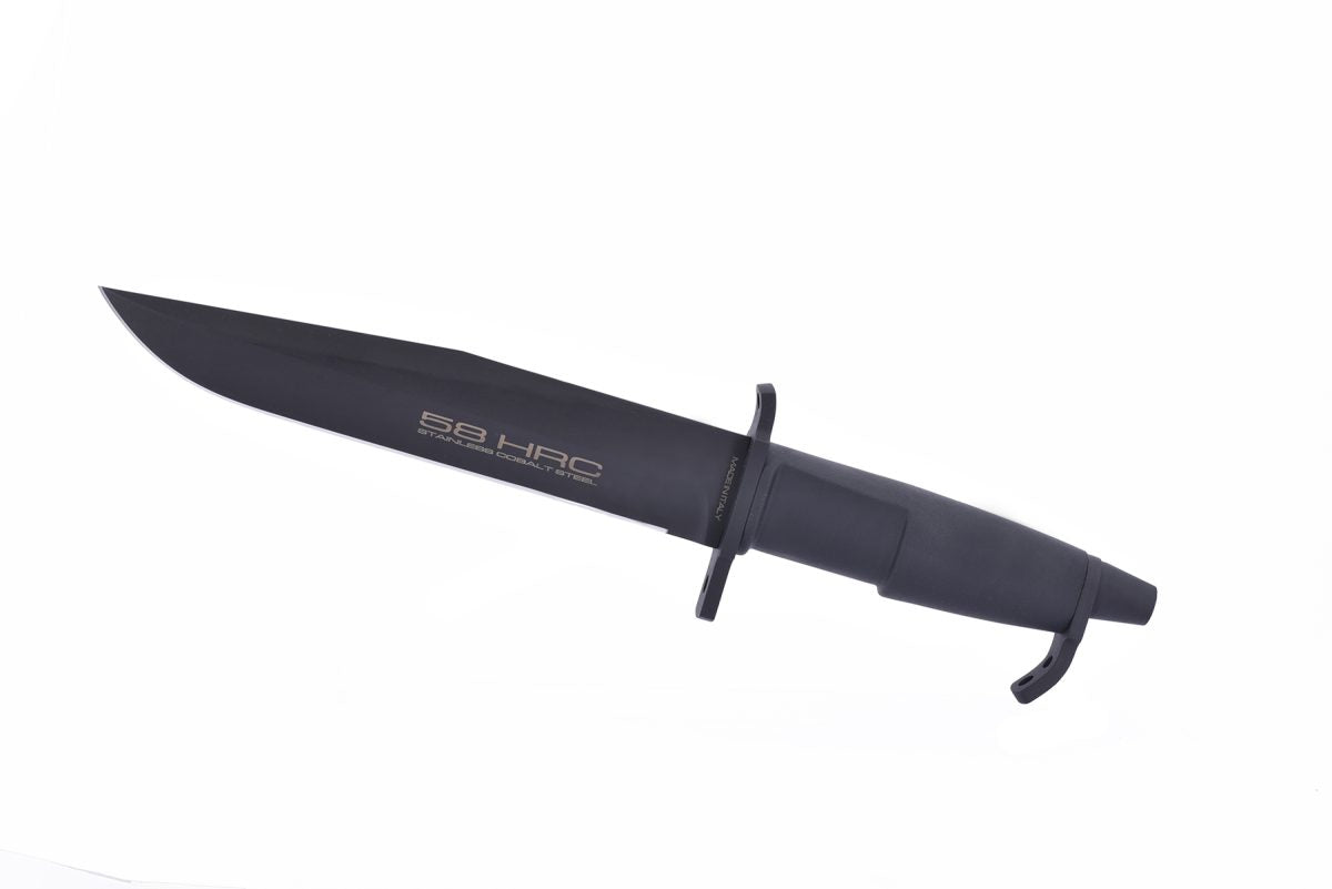 Das EXTREMA RATIO Extrema Ratio Messer A.M.F. Black ist ein großes schwarzes taktisches Messer mit einer geraden Klinge, einem Schutz und einem soliden Griff, der als beeindruckendes Survivalmesser vor einem schlichten weißen Hintergrund dargestellt wird.