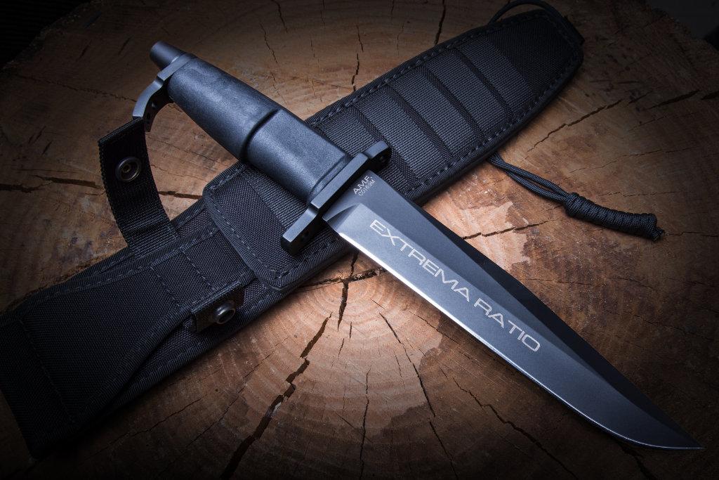 Das EXTREMA RATIO Messer A.M.F. Black kommt in einem eleganten schwarzen Gehäuse daher, das den Geist eines echten Einsatzmessers einfängt.