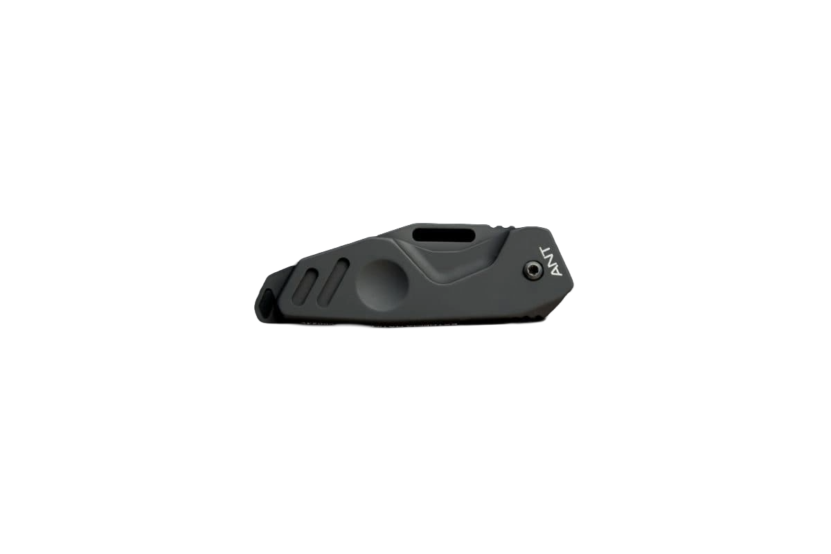 Das Extrema Ratio Messer ANT Black von EXTREMA RATIO ist ein kompaktes, schwarzes Klappmesser mit einem schlanken, kantigen Design mit der Bezeichnung "ANT". Hergestellt aus Böhler N690-Stahl, hat es eine Daumenmulde und eine sichtbare Aussparung für den multifunktionalen Einsatz.