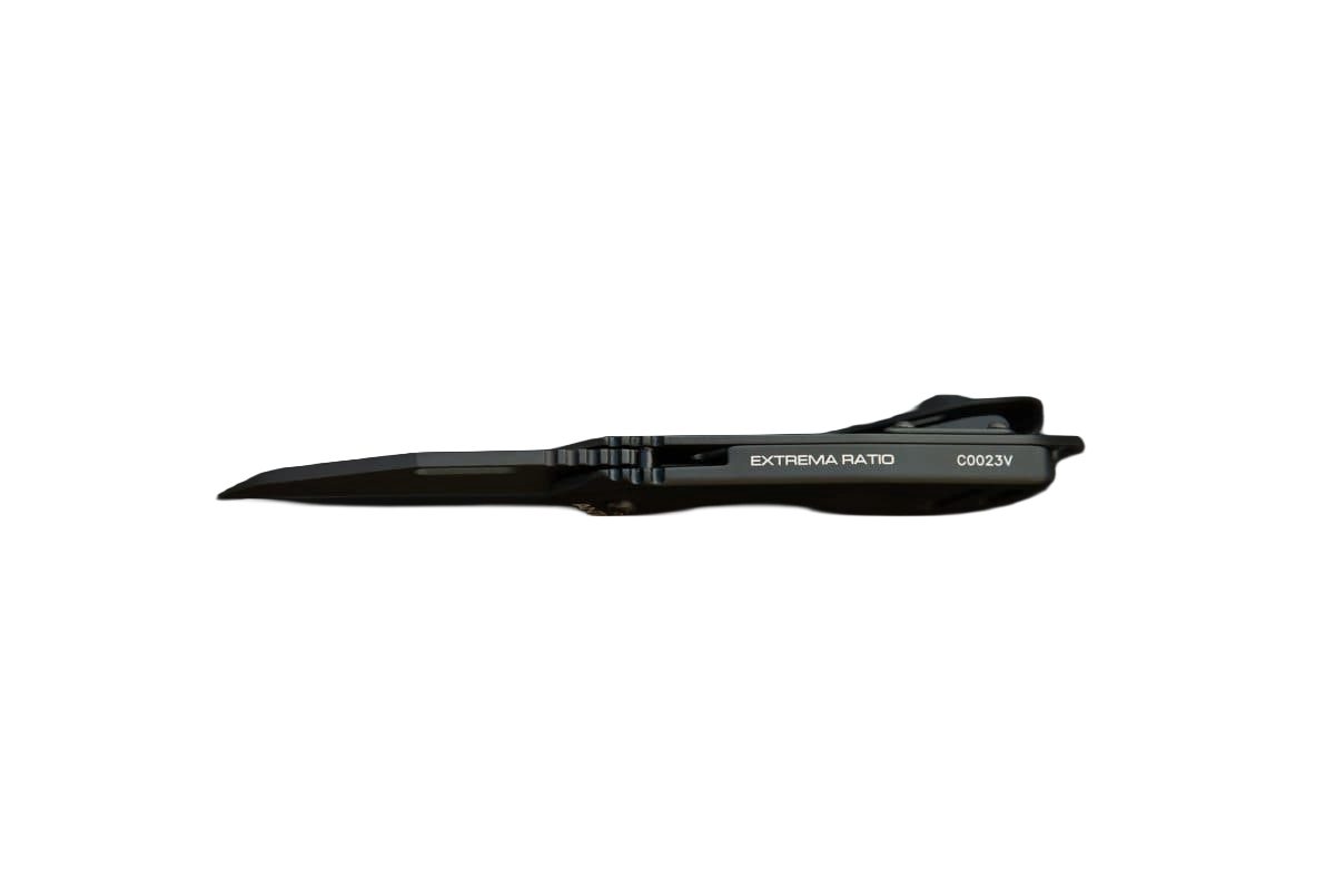 Ein geschlossenes Extrema Ratio Messer ANT Black Klappmesser von EXTREMA RATIO, gefertigt aus Böhler N690 Stahl mit "EXTREMA RATIO C0032V" auf dem Griff, wird auf weißem Hintergrund dargestellt.