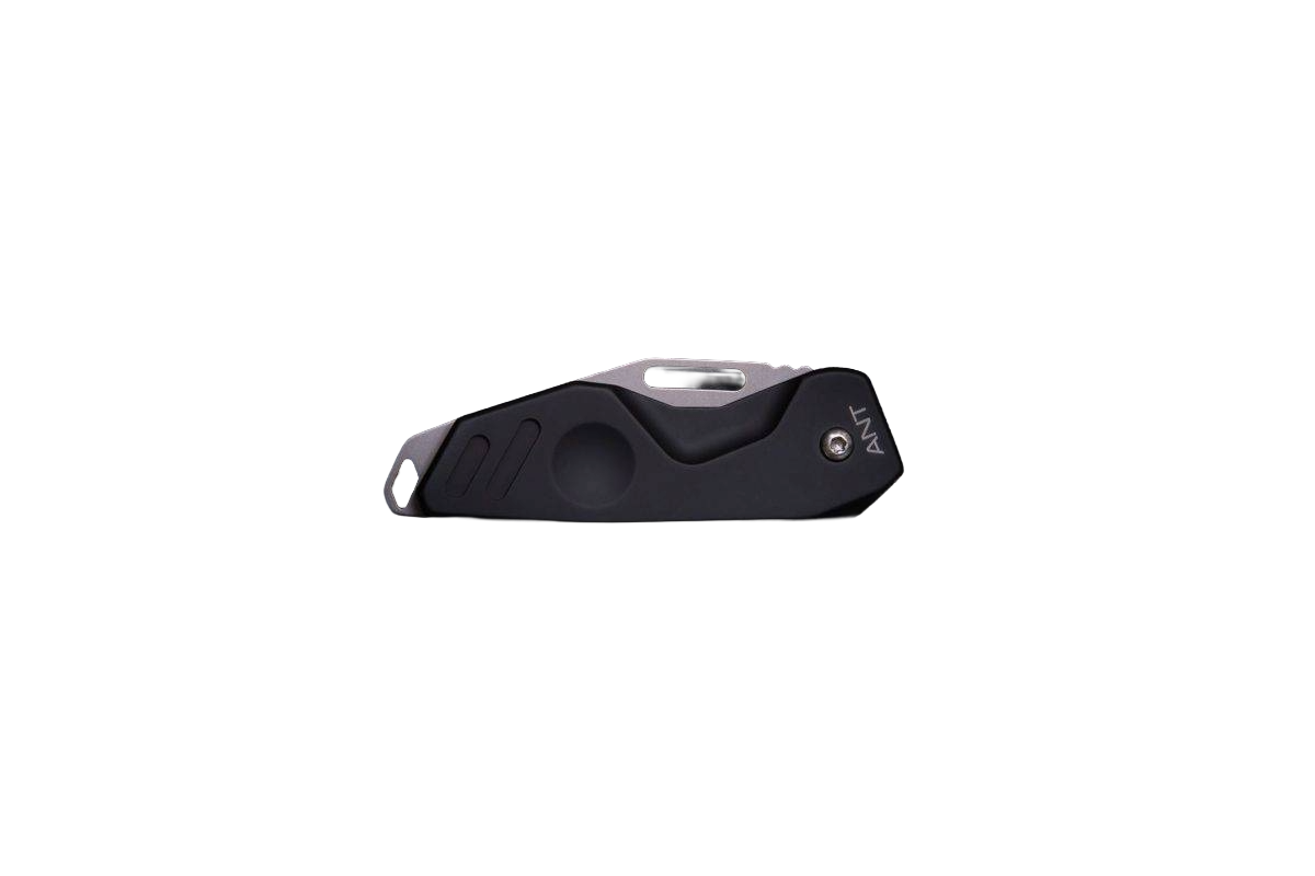 Das Extrema Ratio Messer ANT Black Stone Washed von EXTREMA RATIO ist ein kompaktes, klappbares Gebrauchsmesser mit schwarzem Griff und einer Klinge aus Böhler N690-Stahl mit dem Schriftzug "ANT" in der Nähe des Drehpunktes auf weißem Grund.