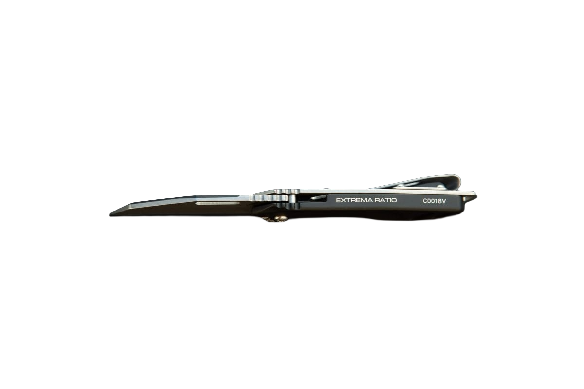 Das EXTREMA RATIO Messer ANT Black Stone Washed Klappmesser hat einen schwarzen Griff und eine schwarze Klinge mit metallischen Akzenten, Böhler N690 Stahl und den sichtbaren Text "EXTREMA RATIO" zusammen mit dem Code CO018V auf der Seite der Klinge.