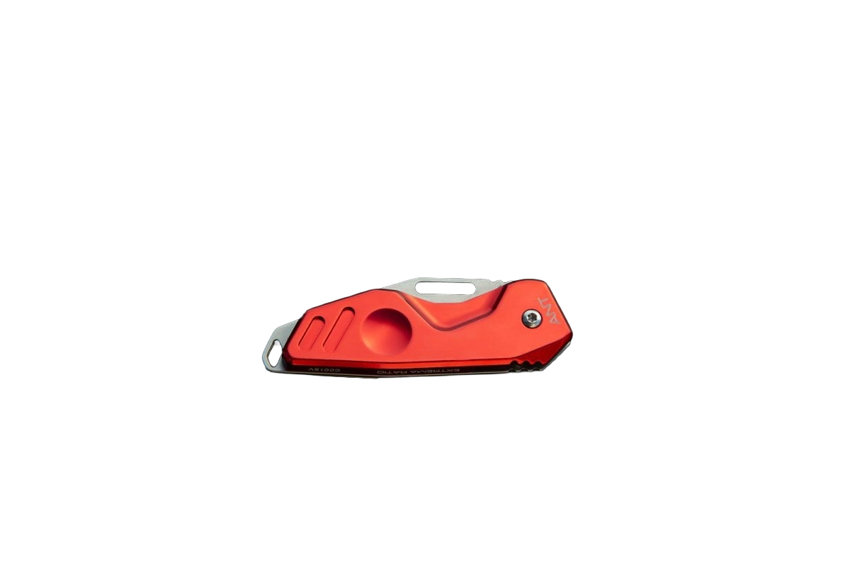 Das EXTREMA RATIO Messer ANT Rescue Red Stone Washed ist ein Klappmesser mit einem rot eloxierten Aluminiumgriff, einer Böhler M390 Stahlklinge und rostfreien Beschlägen, geschlossen auf weißem Grund.