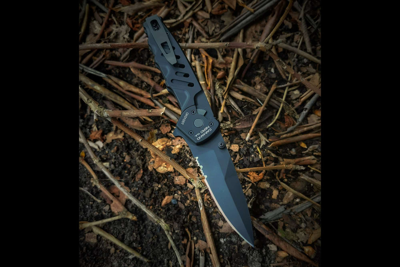 Das EXTREMA RATIO Extrema Ratio Messer Caimano Nero N.A. ist ein Klappmesser mit schwarzer, teilgezahnter Klinge, das sich in die natürliche Umgebung einfügt und somit eine ideale taktische Wahl für Outdoor-Fans darstellt.