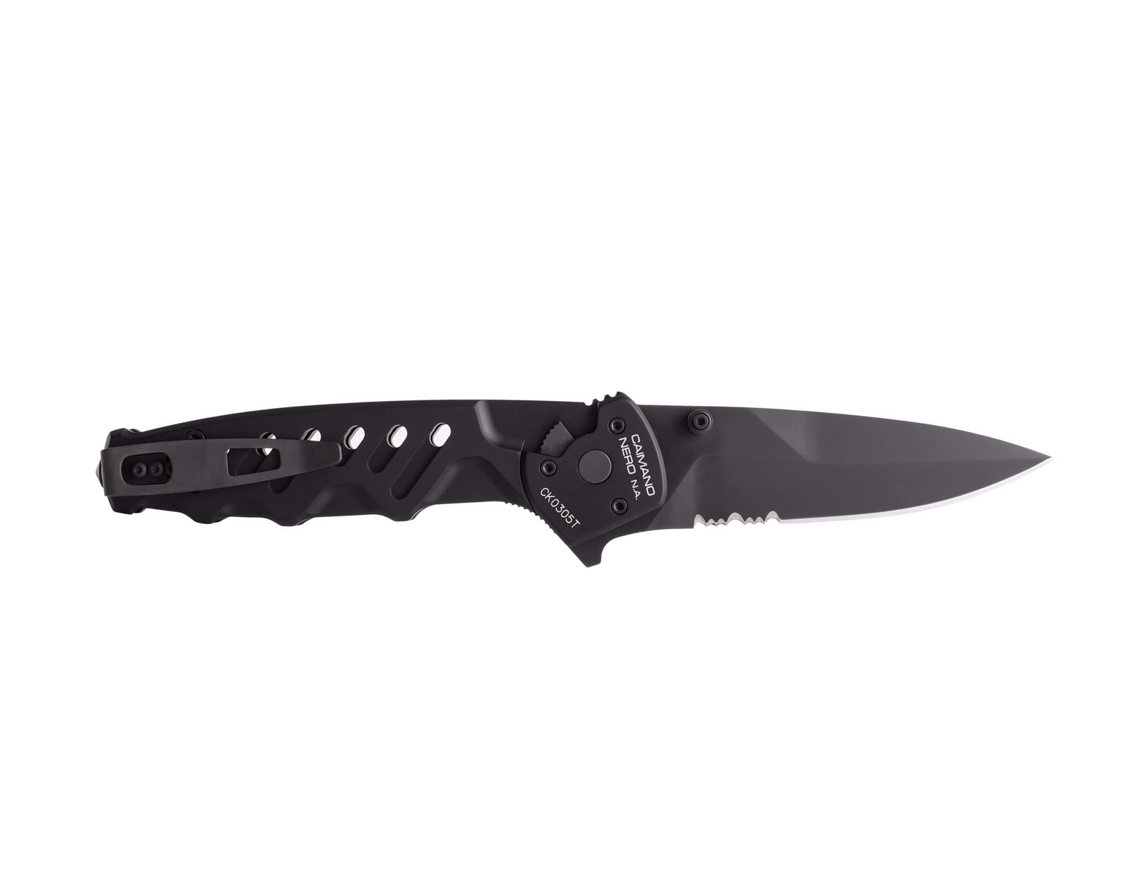 Das EXTREMA RATIO Messer Caimano Nero N.A. ist ein schwarzes, klappbares Taschenmesser mit einer teilweise gezahnten Klinge, einem strukturierten Griff mit Löchern und einem Gürtelclip, geöffnet auf weißem Hintergrund.