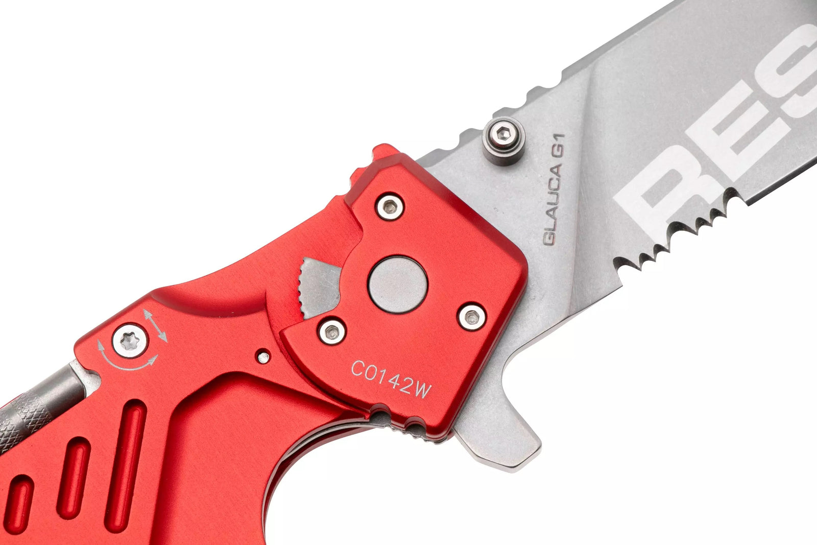 Die Nahaufnahme eines EXTREMA RATIO Messer Glauca G1 Rescue zeigt die Klinge aus gezahntem Stahl, den rot eloxierten Aluminiumgriff, den Verriegelungsmechanismus und die Modellnummer C0142W.