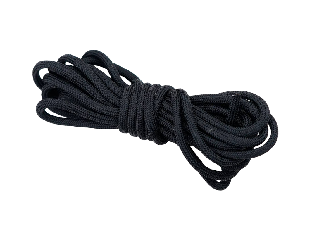Ein aufgerolltes, schwarzes, geflochtenes Nylonseil, das perfekt für die EXTREMA RATIO Extrema Ratio Messer Kreios Expedition geeignet ist, wird in der Mitte ordentlich gebündelt und gewickelt und vor einem weißen Hintergrund präsentiert.