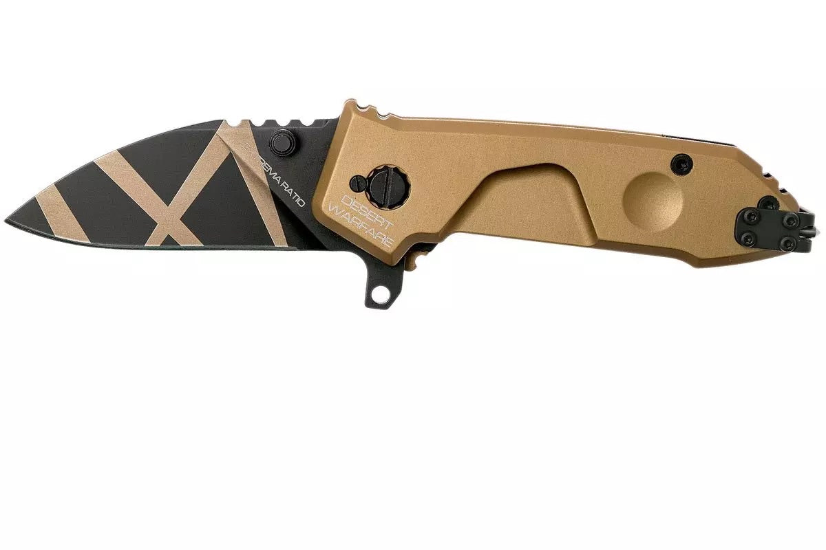 Das EXTREMA RATIO Extrema Ratio Messer MF0 T Desert Warfare ist ein klappbares Taschenmesser mit einem gold-schwarzen Griff, einer teilweise schwarzen Klinge mit hellbraunen Diagonalstreifen, strukturiertem Griff und Taschenclip - ideal als taktisches Einsatzmesser.