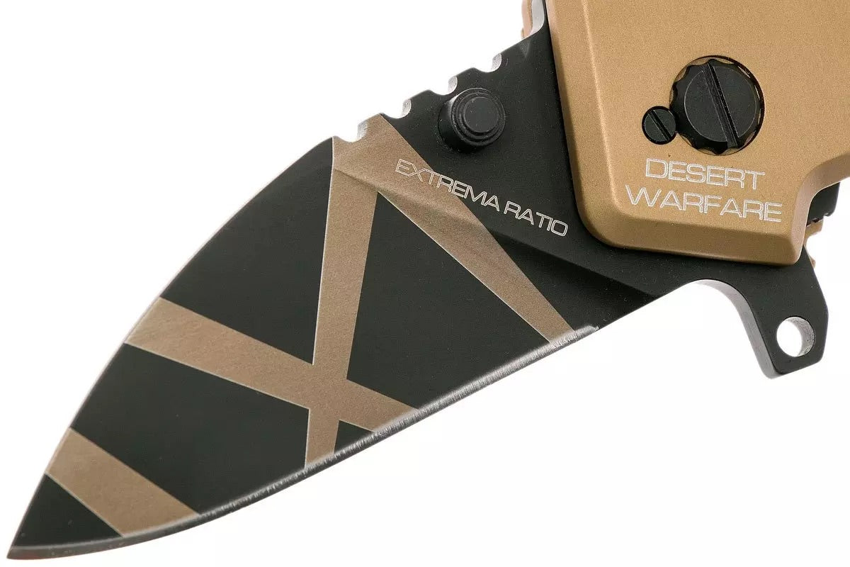Nahaufnahme eines EXTREMA RATIO MF0 T Desert Warfare taktischen Messers mit schwarzer und brauner geometrischer Klinge und "DESERT WARFARE" auf dem braunen Griff - ein echtes Einsatzmesser.