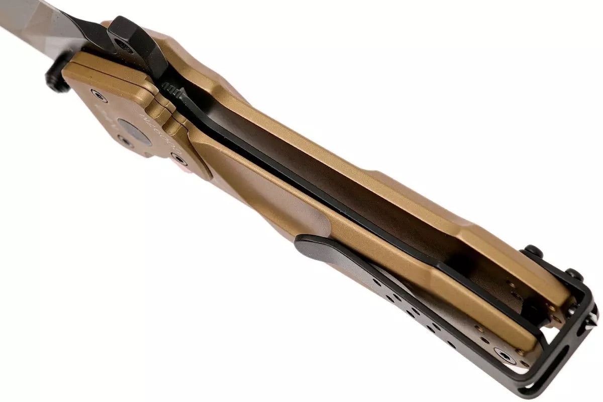 Nahaufnahme des EXTREMA RATIO Extrema Ratio Messer MF0 T Desert Warfare, wobei der goldfarbene Griff, der Taschenclip und der Rahmenverschlussmechanismus vor einem weißen Hintergrund hervorgehoben werden.