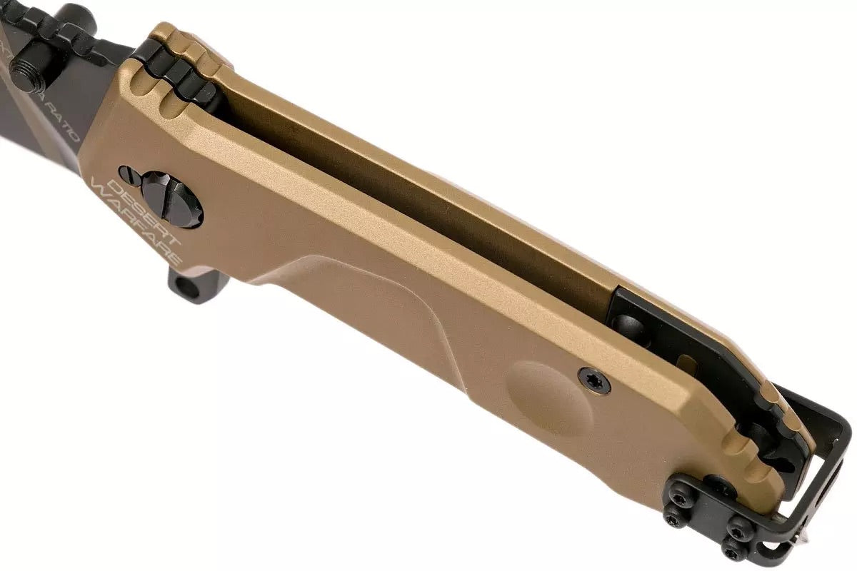 Nahaufnahme des gefalteten EXTREMA RATIO Extrema Ratio Messer MF0 T Desert Warfare, mit seinem hellbraunen/kojotenbraunen Aluminiumgriff, den schwarzen Beschlägen, der eingezogenen Klinge und dem sichtbaren Taschenclip.