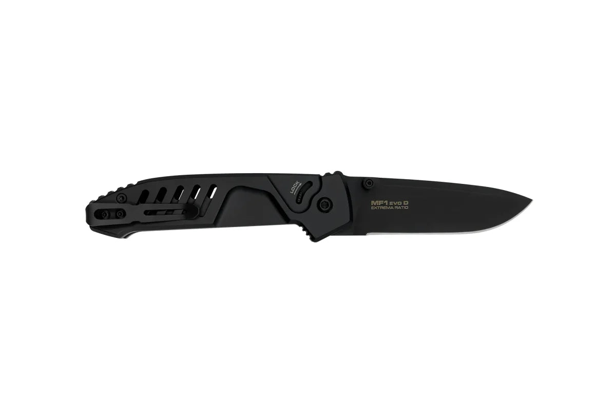Das EXTREMA RATIO Extrema Ratio Messer MF1 EVO D Black ist ein schwarzes Klappmesser mit teilgezahnter Böhler M390-Klinge, strukturiertem Griff mit Aussparungen, sichtbarem Verriegelungsmechanismus und eingraviertem Klingentext in Griffnähe.