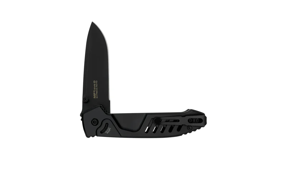 Das Extrema Ratio Messer MF1 EVO D Black von EXTREMA RATIO ist ein schwarzes, klappbares taktisches Messer mit skelettiertem Griff, Liner Lock, strukturiertem Griff und Böhler M390 Stahlklinge, die mit MF1 und Extrema Ratio gekennzeichnet ist.