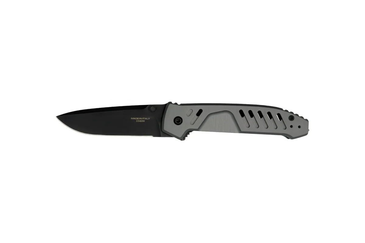 Das EXTREMA RATIO Extrema Ratio Messer MF1 EVO D Tactical Grey ist ein Klapptaschenmesser mit einer schwarzen Böhler N690-Klinge und einem grauen, strukturierten Griff mit Aussparungen auf weißem Grund. Hergestellt in Italien.