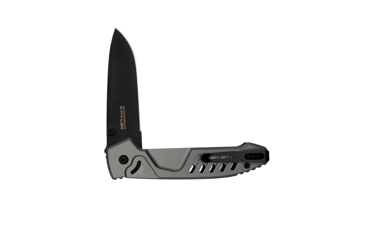 Das Extrema Ratio Messer MF1 EVO D Tactical Grey von EXTREMA RATIO ist ein modernes Klapptaschenmesser mit schwarzer Böhler N690 Klinge, ausgeschnittenem Metallgriff und Verriegelungsmechanismus, teilweise geöffnet vor weißem Hintergrund.