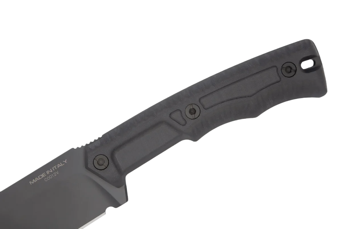 Nahaufnahme des EXTREMA RATIO Messer Numen S600 Schwarzer Griff mit strukturiertem Griff und sichtbaren Schrauben. Die Klinge des Böhler S600 Stahl zeigt "MADE IN ITALY" und "60 HRC" in der Nähe der Basis.