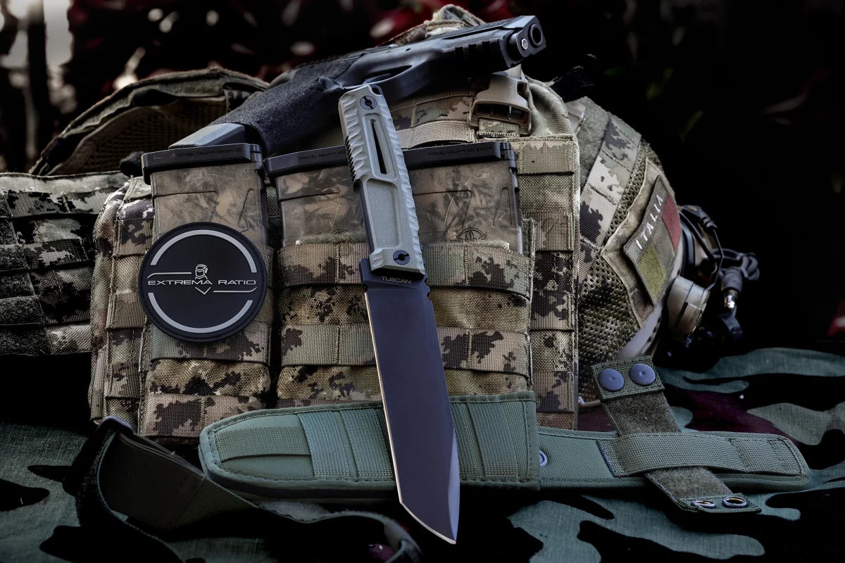 Ein Extrema Ratio Messer Tuscan Green von EXTREMA RATIO mit grünem Griff liegt auf einer kugelsicheren Tarnweste mit Taschen, einem "EXTREMA RATIO"-Aufnäher und Outdoor-Ausrüstung - ideal für alle, die ein taktisches Messer aus Böhler N690 Stahl suchen.