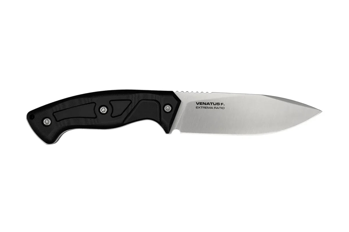 Das feststehende Messer EXTREMA RATIO Venatus F Black Satin verfügt über eine satinierte Klinge aus Böhler N690 Stahl und einen schwarzen ergonomischen Griff mit Schrauben auf weißem Grund.